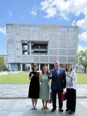 左1-黃慧君副教授、左2-鄧蔭萍院長、右2-Cihan Cobanoglu, Ph.D.、右1-李瑞元教授,圖片